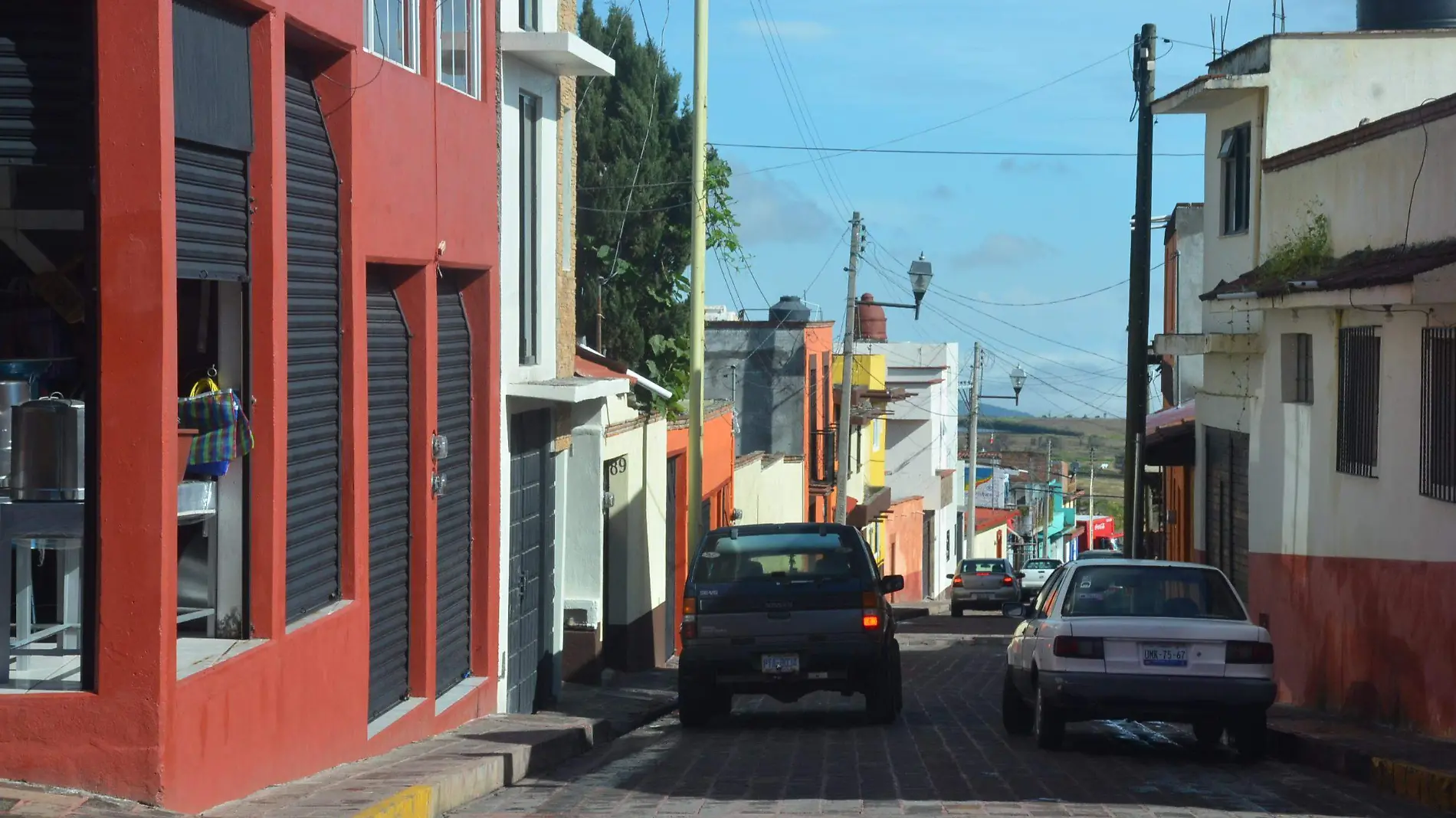 Comerciantes tuvieron que bajar las cortinas de sus establecimientos.Luis Luévanos. El Sol de San Juan del Río.